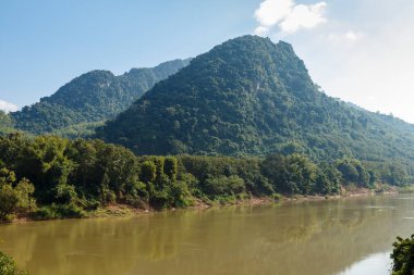 Nam Ou Nehri, Laos 'un Luang Prabang ilindeki Dağ nehri..