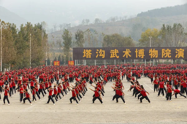 2018年10月17日 少林武術学校 正方形の武道学校の訓練生 — ストック写真