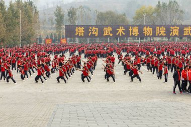 Dengfeng, Zhengzhou, Henan, Çin - 16 Ekim 2018: Shaolin Dövüş Sanatları Okulu. Meydanda büyük bir dövüş sanatları öğrencisi grubu toplandı..