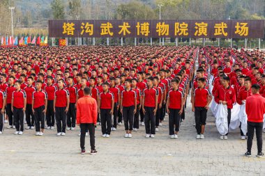 Dengfeng, Zhengzhou, Henan, Çin - 17 Ekim 2018: Shaolin Dövüş Sanatları Okulu. Dövüş sanatları öğrencileri eğitim sırasında meydanda dururlar..