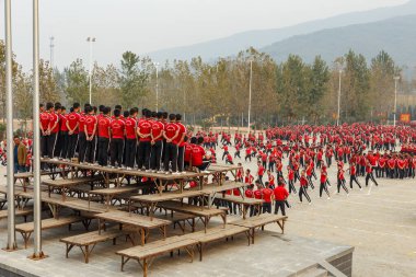 Dengfeng, Zhengzhou, Henan, Çin - 16 Ekim 2018: Shaolin Dövüş Sanatları Okulu. Dövüş sanatları okulunda meydanda eğitim..