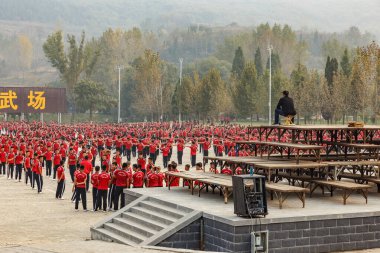 Dengfeng, Zhengzhou, Henan, Çin - 16 Ekim 2018: Shaolin Dövüş Sanatları Okulu. Yukarıdan bir antrenör dövüş sanatları okulunda eğitim görüyor. Gözbebekleri meydanda..