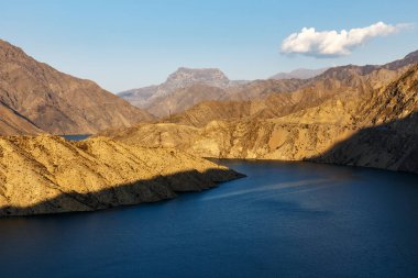 Naryn Nehri, güzel dağ nehri, Kırgızistan.