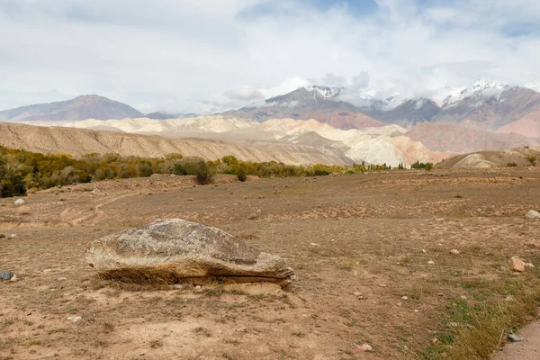 吉尔吉斯斯坦美丽的群山的背景下 地上躺着一块大石头 — 图库照片