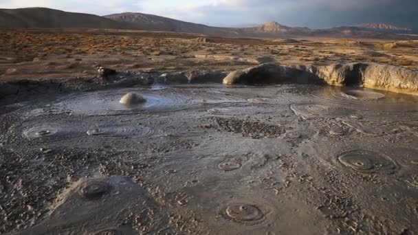 Κρατήρας Ηφαιστείου Λάσπης Στο Gobustan Αζερμπαϊτζάν Έκρηξη Ενός Ηφαιστείου Λάσπης — Αρχείο Βίντεο