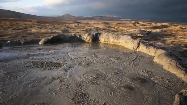 Moddervulkaankrater Gobustan Bij Bakoe Azerbeidzjan Uitbarsting Van Een Moddervulkaan — Stockvideo