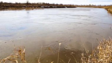 İlkbaharda nehir, ilkbaharda buzlar eridikten sonra nehirde çamurlu su..