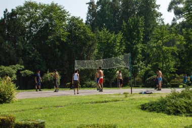 Pyongyang, Kuzey Kore - 27 Temmuz 2019: Kuzey Koreli erkekler Pyongyang merkez parkında voleybol oynuyorlar.