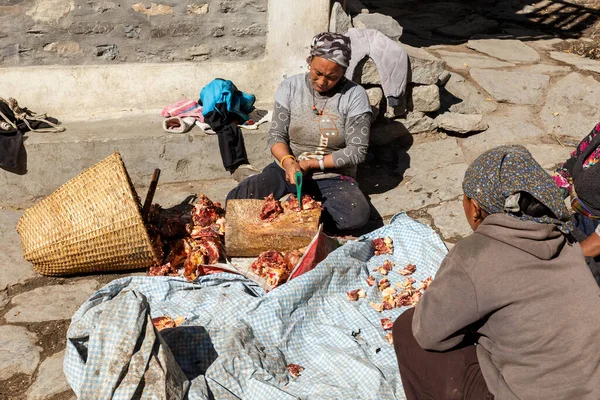 Nepáli nők jakhúst szeletelnek — Stock Fotó