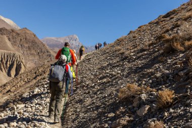 Dağlarda yürüyüş yapan turistler.