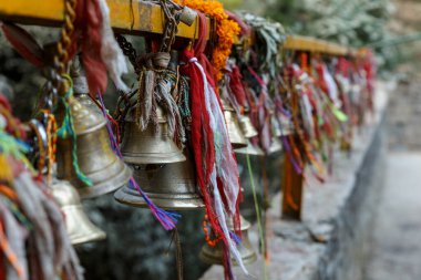 Bir Hindu tapınağında zincirlenmiş metal çanlar. Nepal 'deki Dakshinkali Tapınağı.