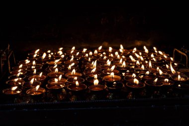 Budist tapınağında mum yakmak. Nepal