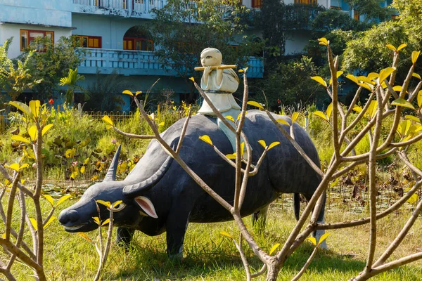 尼泊尔蓝毗尼 2016年11月17日 男孩坐在水牛背上弹奏长笛 蓝毗尼越南寺庙的雕塑 — 图库照片