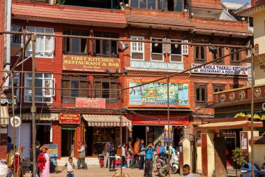 Katmandu, Nepal - 12 Kasım 2016: Katmandu 'daki Boudhanath stupa' daki evlerin cepheleri.