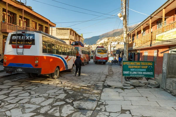 Jomsom Nepal Noviembre 2016 Estación Autobuses Jomsom Autobuses Parados Calle — Foto de Stock