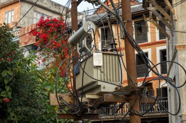 Bandipur, Nepal 'de sokakta elektrik dağıtımı transformatörü.