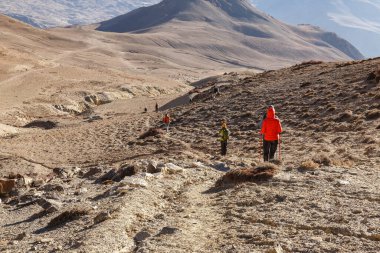 Dağlarda yürüyüş yapan turistler. Himalayalar, Nepal.