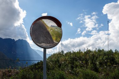 dışbükey küresel yol aynası. Yol aynası dağlarda yol güvenliği için.