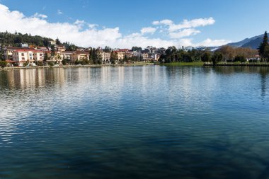 Sa Pa, Vietnam - 20 Kasım 2018 Sa Pa Gölü ve kasabasının güzel manzarası. Sa Pa veya Sapa, Vietnam 'ın kuzeybatısında yer alan Lao Cai ilinin bir ilçesidir..
