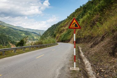 Rıhtım ya da nehir kıyısında. Vietnam 'da bir dağ yolunda yol tabelası.