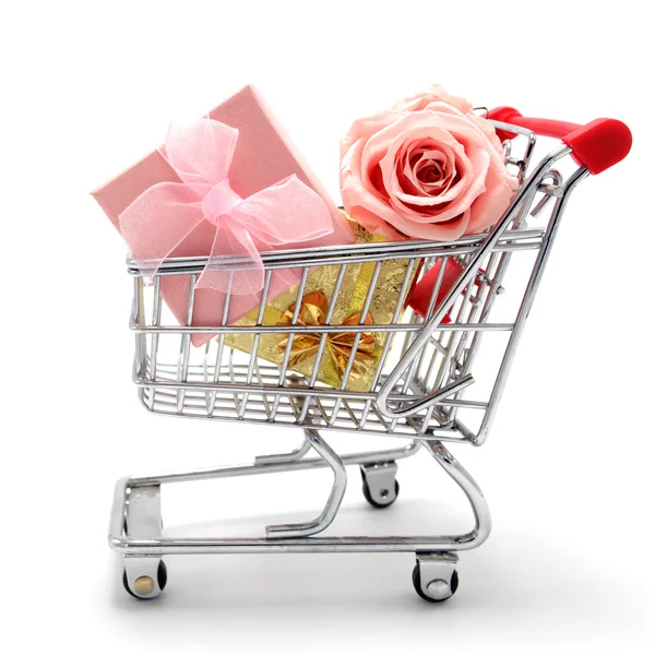 Carrello isolato con confezioni regalo e rosa — Foto Stock