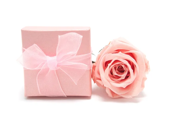 Pink rose with gift box on white background — Stock Photo, Image