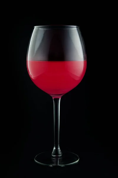 Copo de vinho rosa em preto — Fotografia de Stock