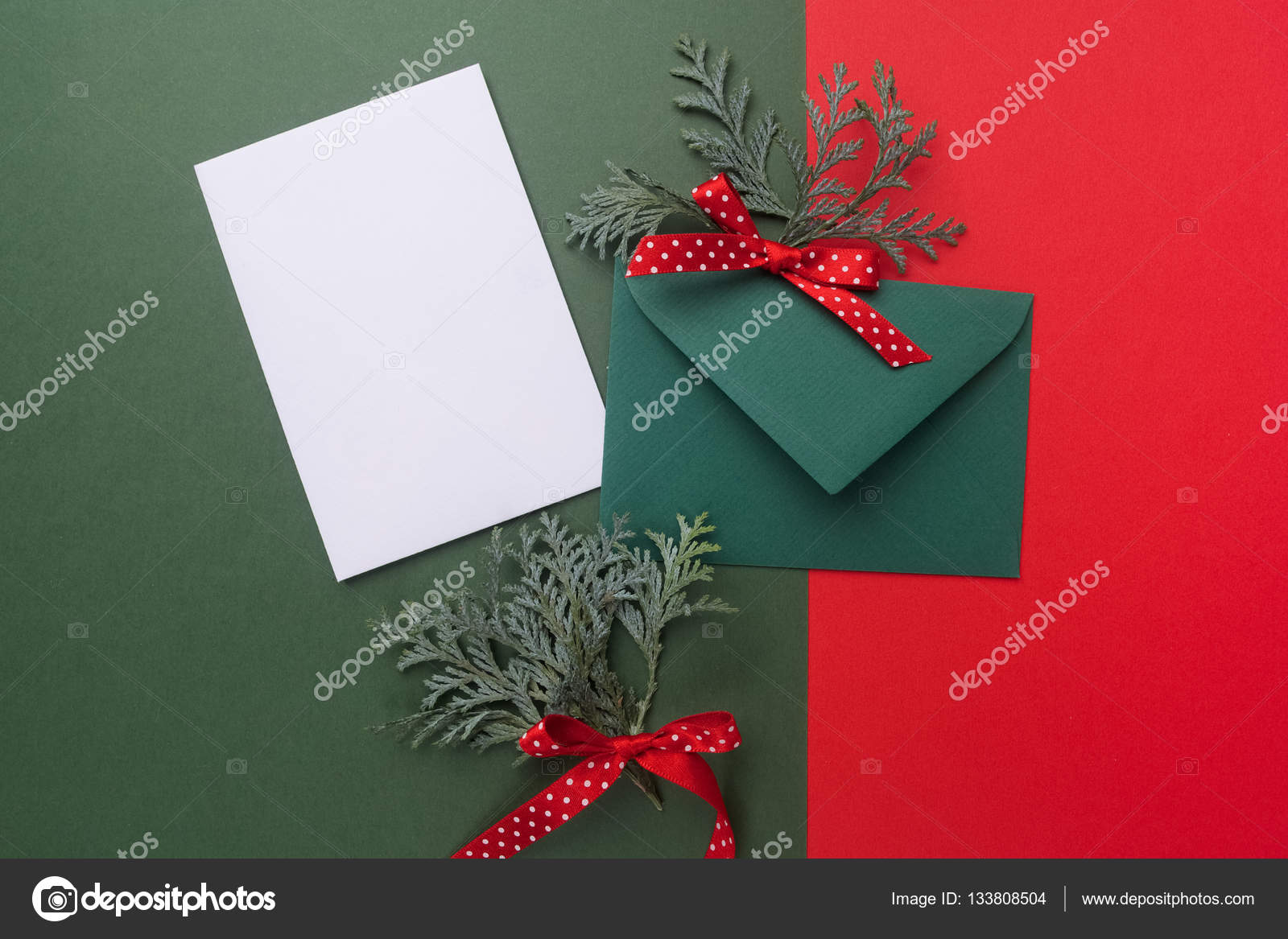 クリスマスの休日の背景に緑の封筒 フラットを置く ストック写真 C Vetre クリスマスの休日の背景に緑の封筒 フラットを置く ストック写真 C Vetre