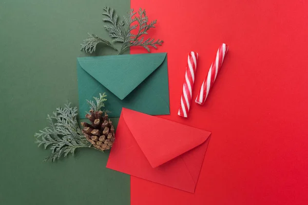 Envelopes vermelhos e verdes no fundo de férias de Natal. Depósito plano . — Fotografia de Stock