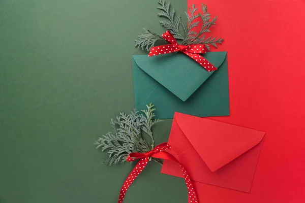 Red and green envelopes on christmas holiday background. Flat lay. — Stock Photo, Image
