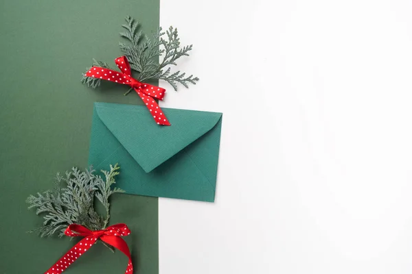 Gröna kuvertet på christmas holiday bakgrund. Lekmanna-platt. — Stockfoto