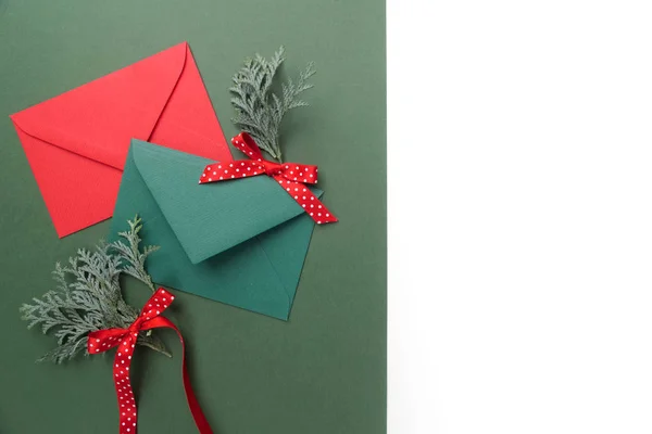 Röda och gröna kuvert på christmas holiday bakgrund. Lekmanna-platt. — Stockfoto