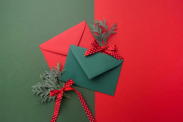 Red and green envelopes on christmas holiday background. Flat lay. — Stock Photo, Image