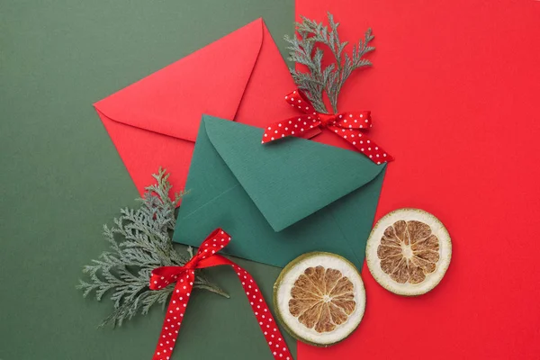 Red and green envelopes on christmas holiday background. Flat lay. — Stock Photo, Image