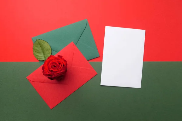 Enveloppes rouges et vertes sur fond de vacances de Noël. Pose plate . — Photo