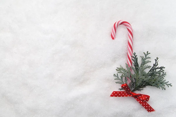 Dekorację świąteczną. Drzewo gałąź i cukierki na śniegu. Widok z góry, płaskie świeckich — Zdjęcie stockowe