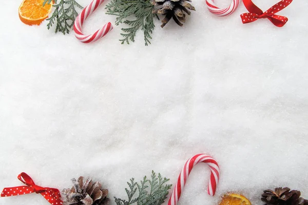 圣诞装饰。分支树、 视锥细胞和糖果在雪地上。顶视图，平躺 — 图库照片