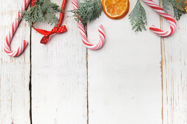 Weihnachtsdekoration auf alten Grunge-Holzbrettern. Ansicht von oben — Stockfoto