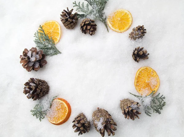 Projeto de moldura de Natal na neve. Vista superior, flat lay — Fotografia de Stock