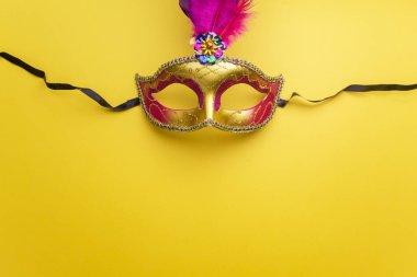 Renkli mardi gras veya sarı bir arka plan üzerinde carnivale maske. Venedik Maske. Üstten Görünüm.