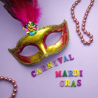 Renkli mardi gras veya mor bir arka plan üzerinde carnivale maske. Venedik Maske. Üstten Görünüm.