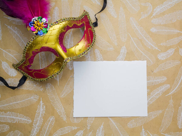 Красочная марди-гра или карнавальная маска на золотом фоне. Венецианские маски. вид сверху
.