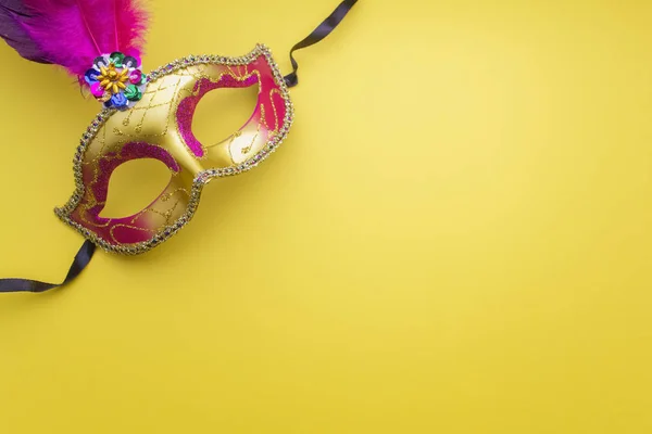 Mardi gras colorido ou máscara de carnivale em um fundo amarelo. Máscaras venezianas. vista superior . — Fotografia de Stock