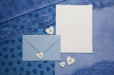 boş karton oyun kağıdı ve kumaş arka plan üzerinde zarf bileşimi. Düz yatıyordu, en iyi görünümü