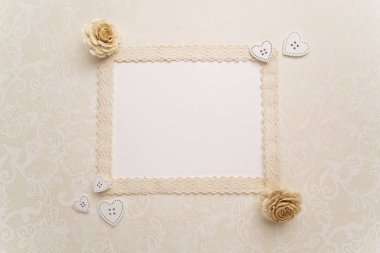 Beyaz arka plan üzerinde kuru çiçekler ile çatı. Düz yatıyordu