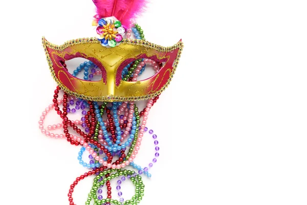 Mardi gras masku a korálky na bílém pozadí. Pohled shora. — Stock fotografie