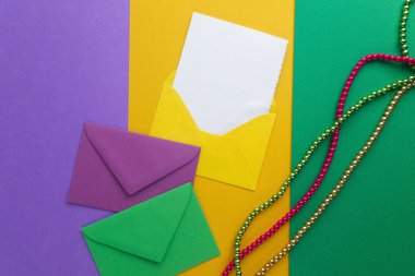 Multi Mardi Gras boncuk renk ve Kağıt arka plan üzerinde kart ile örtmek. Üstten Görünüm