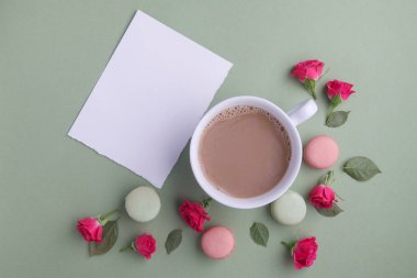 Bademli kurabiye, kahve ve yeşil zemin üzerine gül. Üstten Görünüm. Düz yatıyordu