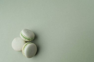 Yeşil zemin üzerine yeşil macarons