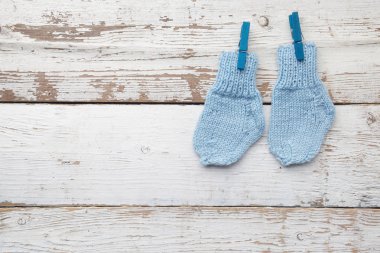Bebek çorapları Beyaz ahşap arka plan üzerinde asılı. Düz yatıyordu